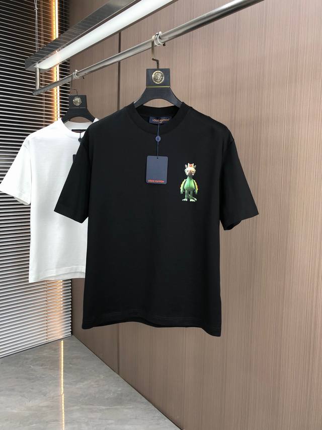 P260 Lv 2025春夏新款首发专柜最新款短袖圆领T恤 高端订制 设计前卫时尚！品牌Logo重工艺设计 高端定制丝光云朵棉面料.手感柔软.穿着舒适.专柜级别