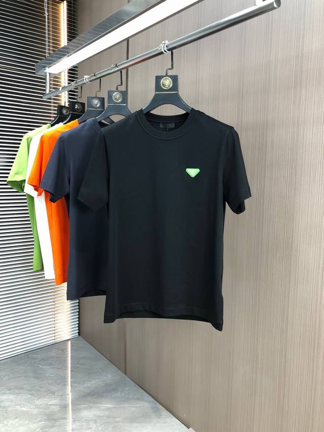 P260 普拉达 2025春夏新款首发专柜最新款短袖圆领T恤 高端订制 设计前卫时尚！品牌Logo重工艺设计 高端定制丝光云朵棉面料.手感柔软.穿着舒适.专柜级