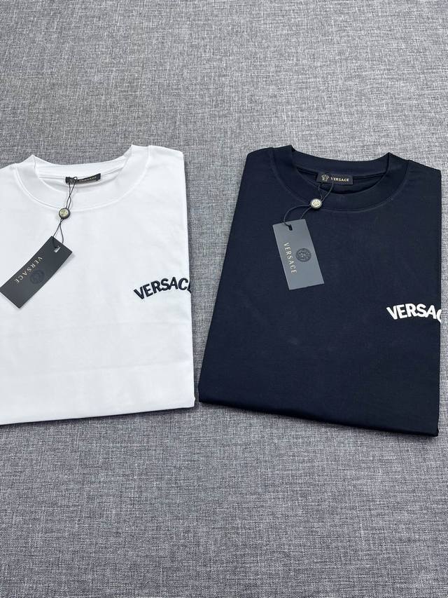 P210 Versace/范思哲 男士圆领短袖T恤，25春夏新品，专柜橱窗主打展示款！作为Vs家的经典王牌产品，这一季仍然延续了极富高强辨识度的头像元素，非常重