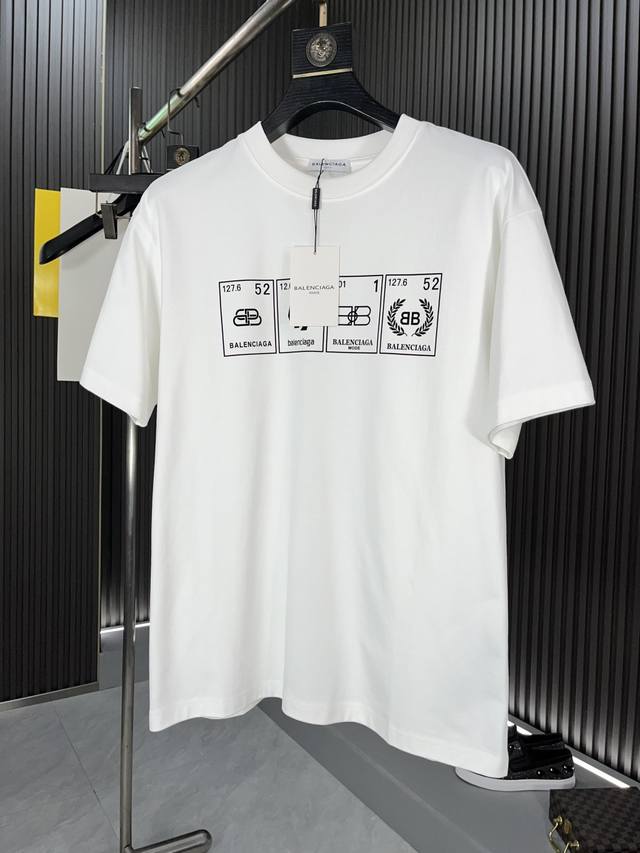P210 巴黎世家：2025春夏新品上市时尚印花圆领短袖时尚单品设计，更加时尚舒适，高标准定制，上身非常有型，烫印工艺， 客供辅料，客供进口240克纯棉面料质感