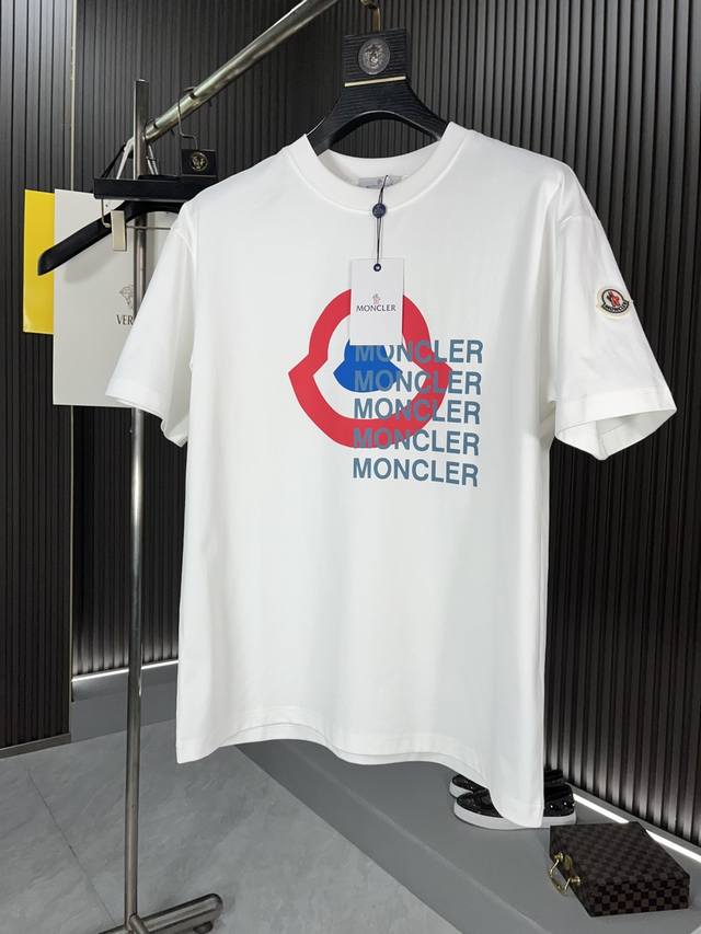 P210 蒙口：25Ss春夏新品男士数码印花圆领短袖T恤，正面缀饰有品牌标识数码印花设计，打造男士基本款单品，为男士衣橱注入新意。采用240克双股纯棉面料制成，