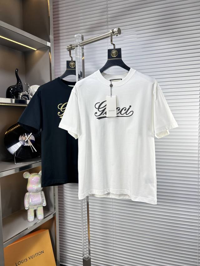 P220 gucc*古奇 Ss25春夏新款短袖，顶级图案Logo，帅气时尚，简约百搭款。面料棉 不仅挺括，保持潮流的廓形，又穿着舒适，纱织更细腻 码数：S-Xx