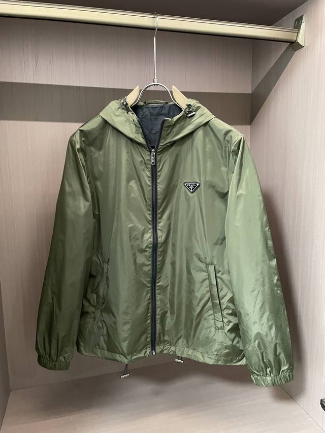 p430 prada、男士休闲夹克外套。早春新款、饰有标志性金属三角形徽标，结构性剪裁的设计改变来展现男士多样的形象变化，修身利落、剪裁合体，满足时下正流行的多