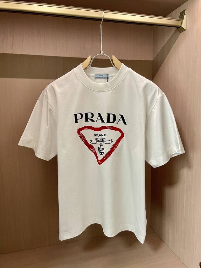 p250 prad 2025春夏新品，优选特定原版开发330支双股精棉平纹面料，上身挺阔舒适度佳，外穿内搭随意搭配，男女同款 尺码S-Xxxl