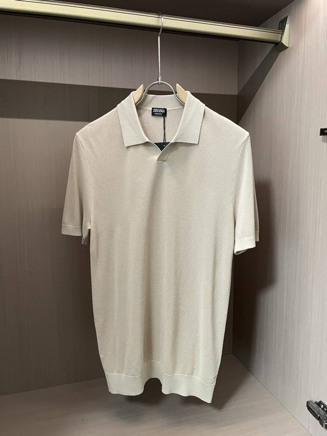 p340 杰尼亚 2025春夏最新男士翻领短袖针织衫，精选针织棉质面料制成， 60支超柔长绒棉，16针密致针法，纹理清晰，尽显高端奢华品质；贴身穿着的舒适度绝对
