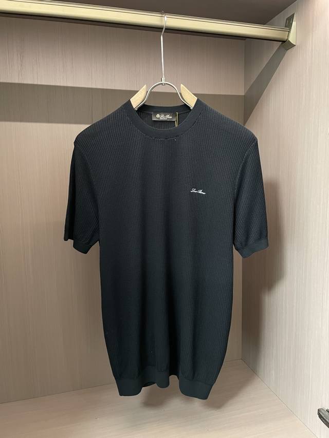 p340 lp 2620春夏最新男士圆领短袖针织衫，精选针织棉质面料制成， 80支超柔长绒棉，16针密致针法，纹理清晰，紧密不易变形，质感软糯亲肤，尽显高端奢华