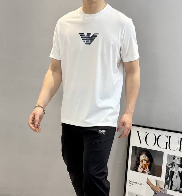 p210。 Arman*阿玛*尼25S春夏新品丝光棉短袖.经典之作～搭载经典徽标飞鹰.胸前辨识度颇具鲜明即丰富了视觉又平添神秘感！立体烫画工艺.客供190G丝光