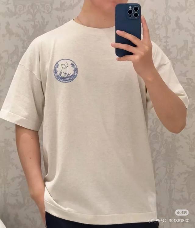 p190。Dio- 新款 前后幅线条刺绣字母Logo卡通图案 圆领短袖T恤 少年感十足 棉质面料上身舒适 这一系列真的绝绝子 推荐人手入 男女同款 S-Xl
