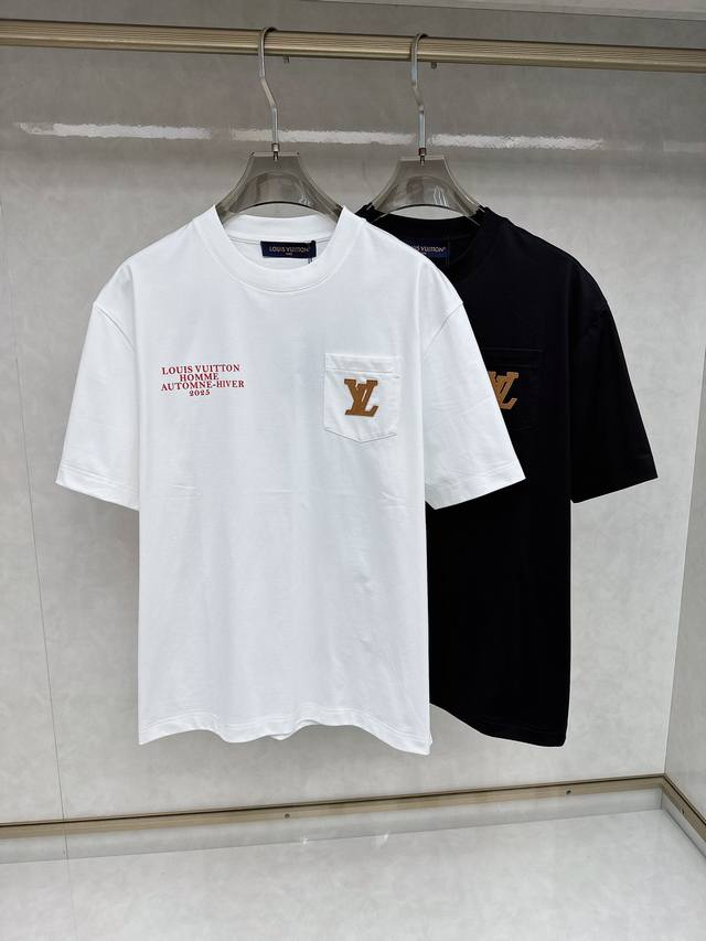 p210 Lv 2025春夏系列基础圆领套头短袖T恤，男女同情侣款休闲宽松棉质圆领短袖T恤衫！贸易公司渠道稀出，同步官网发售 ！ 2025春夏最新系列，经典时尚