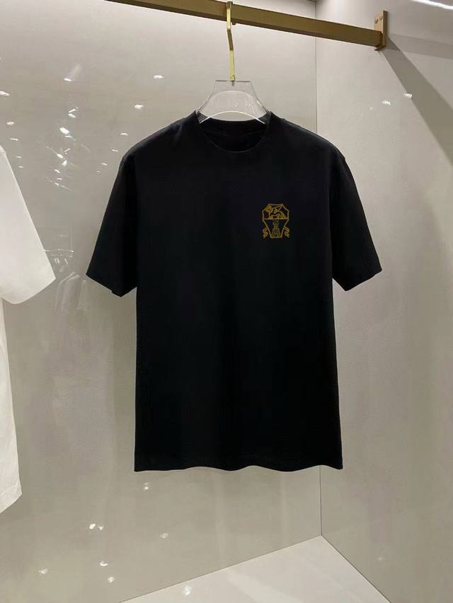 p160 布鲁提 2025早春新款首发专柜最新款短袖圆领T恤 高端订制 设计前卫时尚！高端定制高支棉面料.手感柔软.穿着舒适.专柜级别精致车线.做工精细.上身效