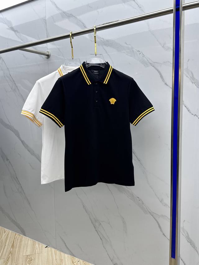 p270 Versace·范思哲 2025春夏新品金色刺绣Medusa丝光珠地面料短袖衫；定制100支丝光珠地面料，主打舒适透气！领口袖口拼接设计罗纹金色装饰，