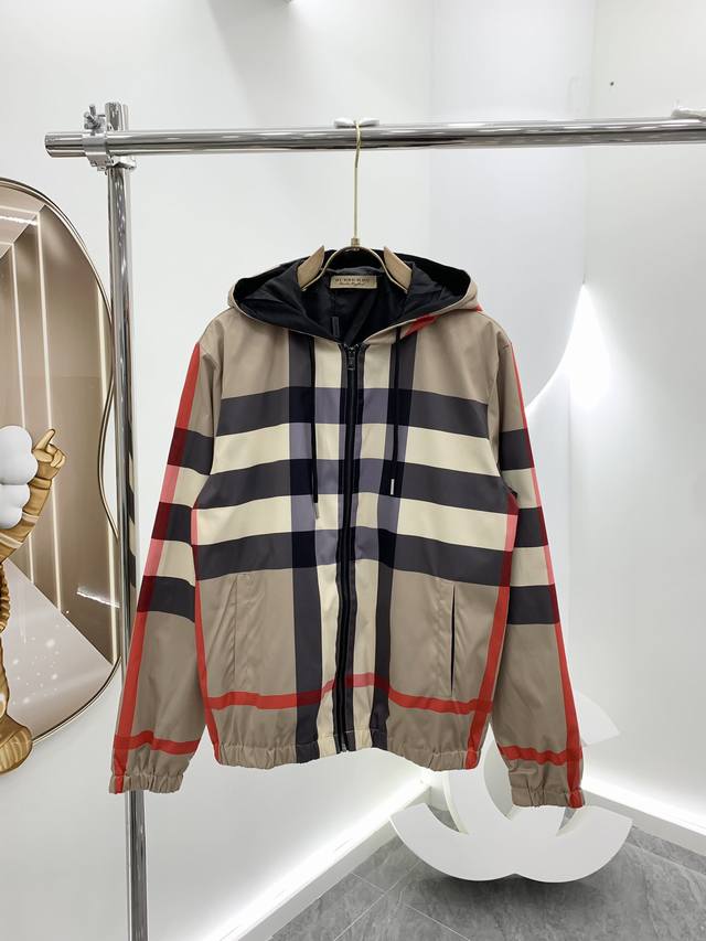 #Qq P230 Bur*Erry 巴*莉 2023春夏新款经典格子连帽拉链款男女同款夹克外套，品牌经典设计元素！既不单调也不复杂,恰到好处的展现品味！客供定制