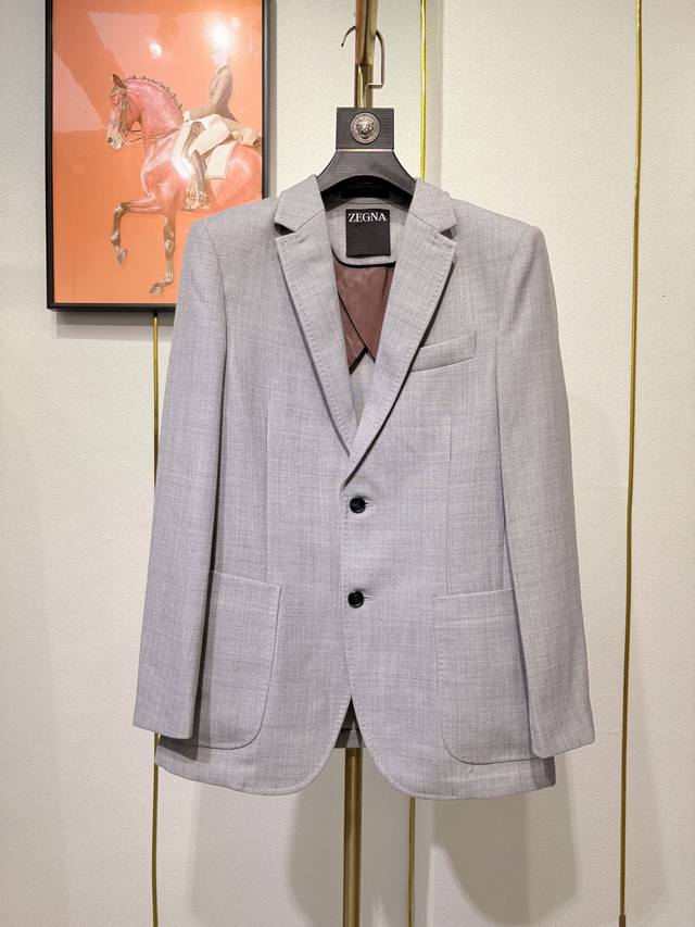 p1110 Zegna 新款羊毛西装外套，立体剪裁，经典西装领，二粒扣，腰部微收，后背双开叉设计．符合人体美学，经典简约设计，大气得体，通勤与休闲场合皆可，黑色
