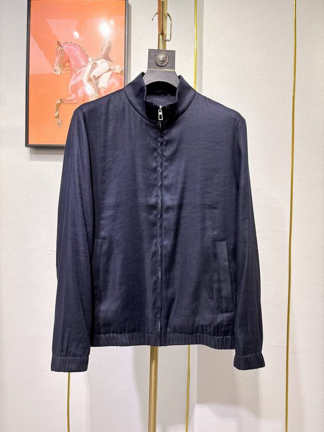 p490 Lp 新款Lp*诺悠翩雅 男士立领外套，采用 亚麻+天丝面料 柔软舒适细腻 亲肤，简洁大方得体、无过多复杂元素，任何场合都可驾驭！颜色：黑色、杏色、蓝