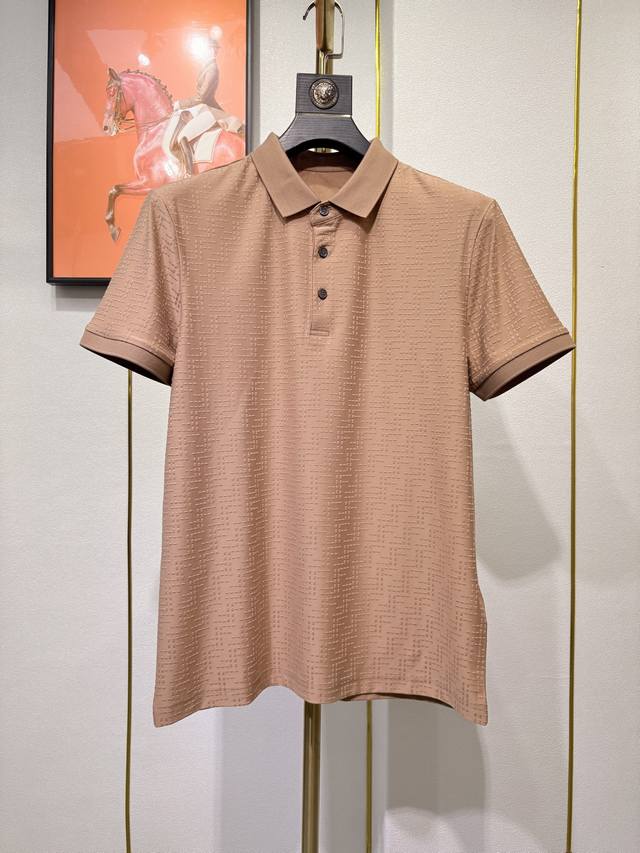 p280 fend芬迪男士时尚提花短袖T恤 采用高档针织提花面料 经典圆领 独特又清凉 奢华经典品牌Logo设计百搭气质 秉承大牌的传统时尚魅力，独有的双F排列