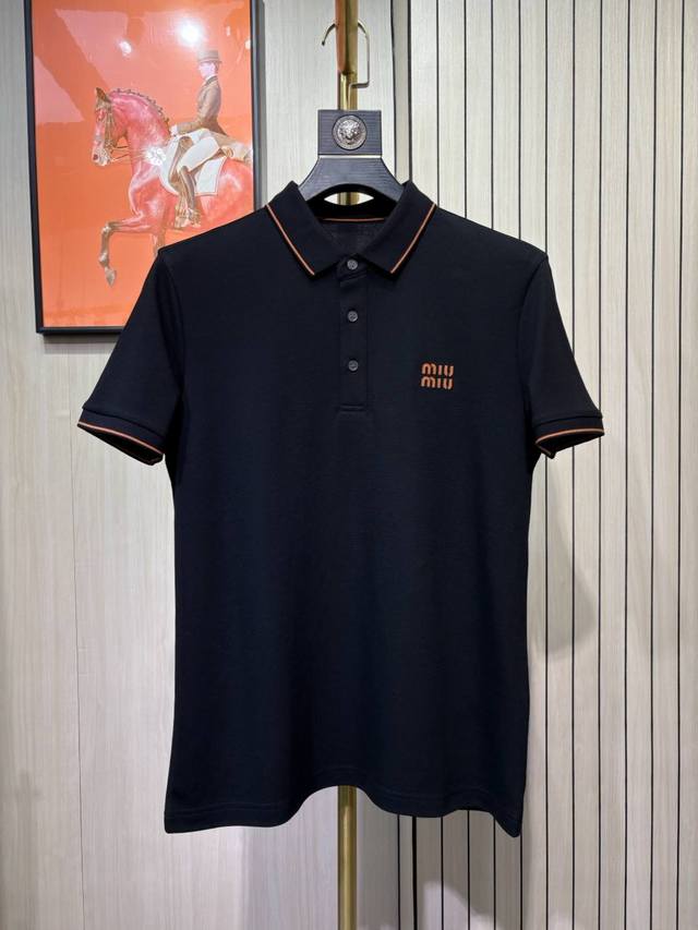 p250 Miu Miu 2025双丝光珠地棉Polo衫，限定系列胸前品牌小标志设计，品牌立体刺绣标志相得益彰。采用高档的丝光双面棉珠地面料精心制作，款式经典，