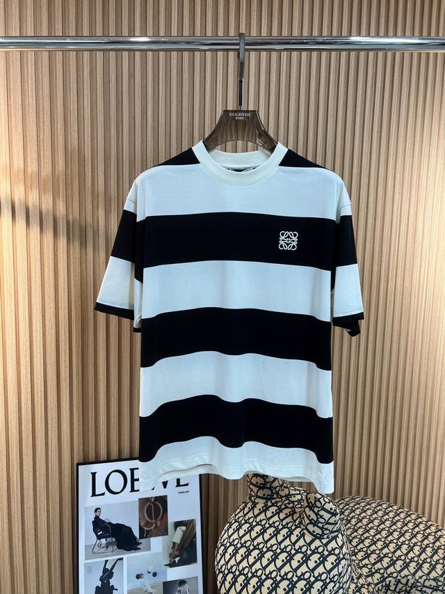 p220 罗意威 2025春夏新款首发专柜最新款短袖圆领T恤 高端订制 设计前卫时尚！品牌Logo重工艺设计 高端定制丝光长绒棉面料.手感柔软.穿着舒适.专柜级