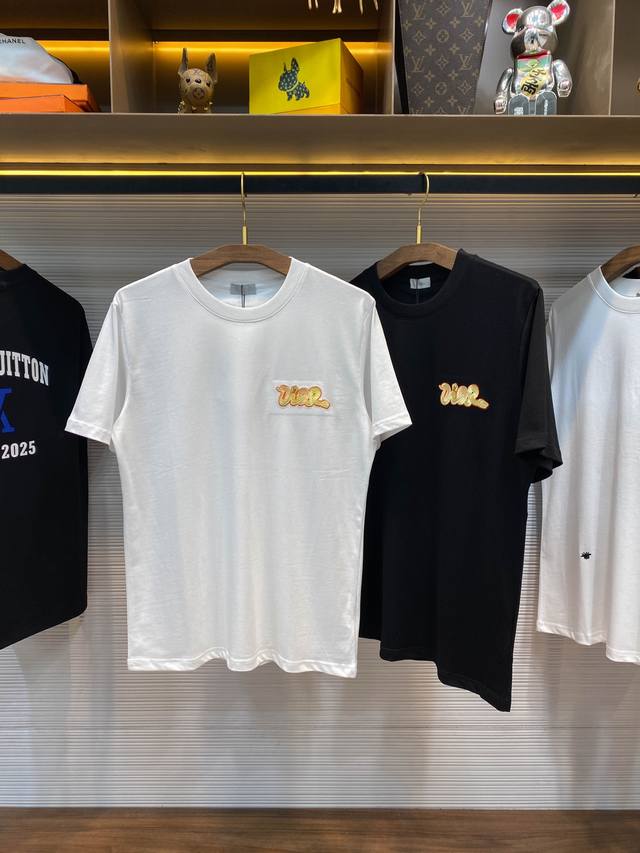 p250 -Cd25Ss春夏新款平纹针织棉布圆领短Tee，男女同款蛇形字母标识刺绣休闲套头短袖T恤衫！贸易公司渠道稀出，领先官网发售！Cd蛇年限定T恤，这款独具