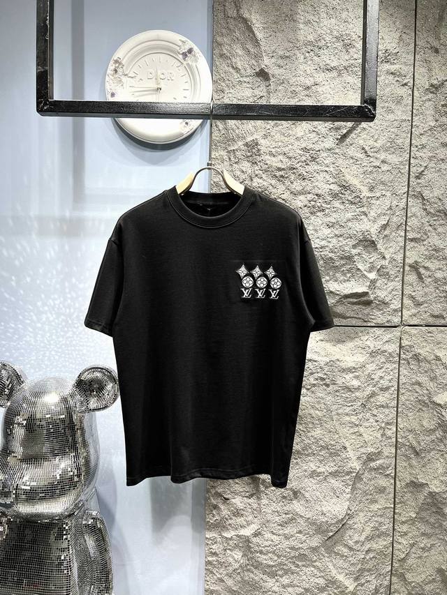 p230Louis Vuitton*路易威登 刺绣标识短袖T恤 *280G定制纯棉面料活性棉 面料透气舒适易清洗 *标识刺绣 *简洁而富有独特魅力.直裁版型更为
