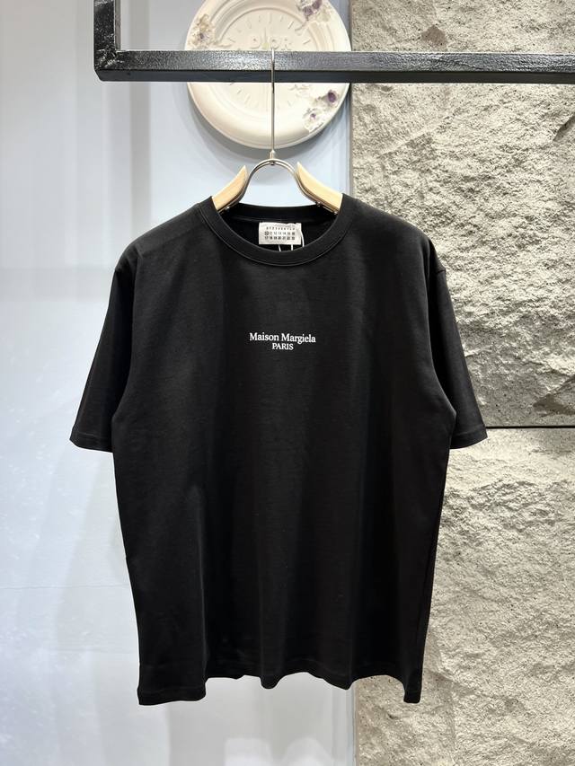 p210Martin Margiela*马吉拉 24Ss Mm6八国语言印花T恤 *采用280克双股双纱全棉面料，面料经过洗水处理，手感更加舒适.亲肤透气不起
