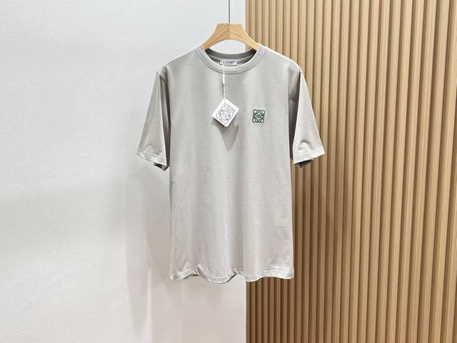 p250-25Ss————图画字母男女同款短袖，是夏日衣橱里不可或缺的经典单品。这款短袖采用优质面料，柔软透气，无论是炎炎夏日还是微凉傍晚，都能为你带来舒适的穿