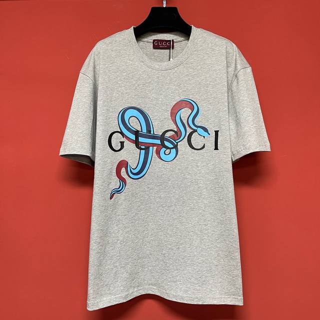 p220独家实拍背景图一 gucc1短袖T恤 25年限定，洗后300G， 100％棉质，前幅蛇形印花， 领口采用双针走线，锁链底拉肩包边， 四线密边，一寸13针