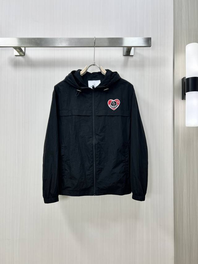 p370 Moncler 蒙口 2025Fw早春新品 七夕限定款情侣连帽夹克外套，衣橱必备的单品之一，出镜率极高，简单而个性鲜明，任何场合都可以胜任，非常的好搭