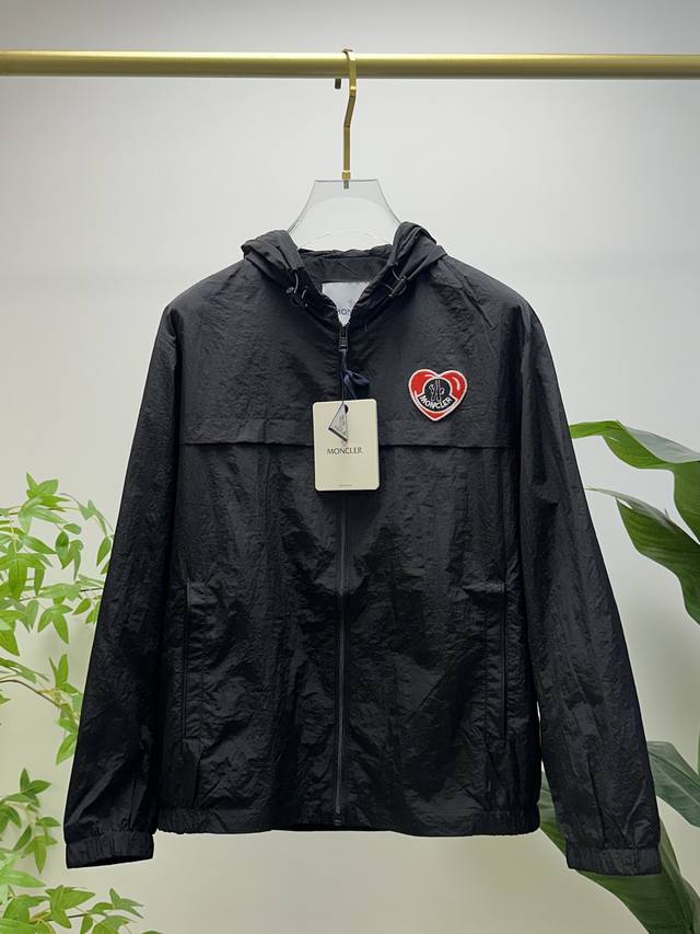 p370 蒙口 2025开春新款外套 原版经典爆款男士外套，全进口原版定制欢迎专柜对比，面料质感高档细腻，版型完美，里面采用品牌经典的复古格纹，胸前工装口袋设计