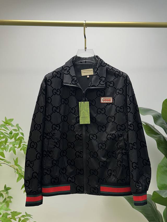 p370 古驰 2025开春新款外套 原版经典爆款男士外套，全进口原版定制欢迎专柜对比，面料质感高档细腻，版型完美，里面采用品牌经典的复古格纹，胸前工装口袋设计
