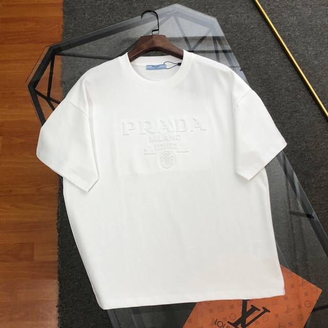 上新P220 Prada普拉达2025春夏新款立体压花Logo圆领领短T 高版本高品质原版面料 网红明星同款 胸前立体压花工艺，面料为260G纯棉面料，手感非常