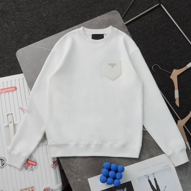 上新300【顶级复刻·高端定制】 - Prada/普拉达·新款重工皮革三角铁标休闲圆领卫衣 - 款号：W288801 - 颜色：黑色 白色 - 购入原版开模打造