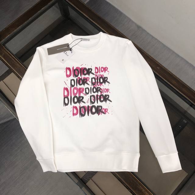 180 dior 迪奥 2025秋冬新款卫衣，潮流不过时经典款，进口数码印花图案，定制卫衣毛圈420克面料，厚实挺阔有有形，细节无可挑剔，上身版型超赞！时下流行