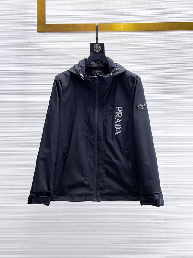 开春爆款P380 普拉达 Prada 官网同款，提前发售！2025Ss开春新款男士夹克外套，原单三标齐全高端版本！带隐藏帽，专柜定制面料 透气舒适度高，细节无可