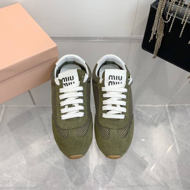 p330 Miumiu 缪缪2025春夏新款 脏脏小白鞋 上脚特别舒适 透气 简单复古时尚 进口细腻牛绒材质 羊皮内里 橡胶大底 软软的 各位姐妹赶紧入手 si