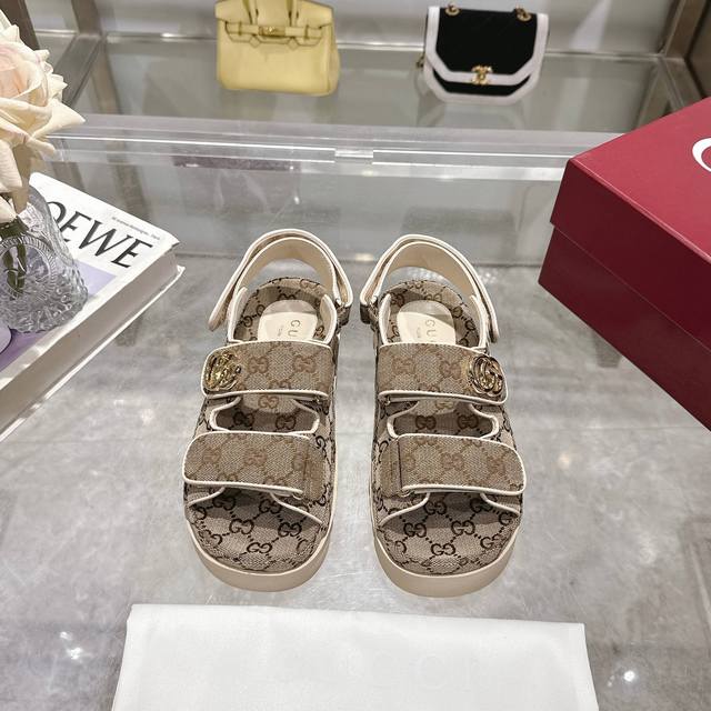 p340 8838-1 杏G￥（35-42）Gucci现代设计美学探索独特匠心之路，巧妙融合品牌经典元素与备受喜爱的品牌标识。这款凉鞋缀饰备受喜爱的双G造型配件