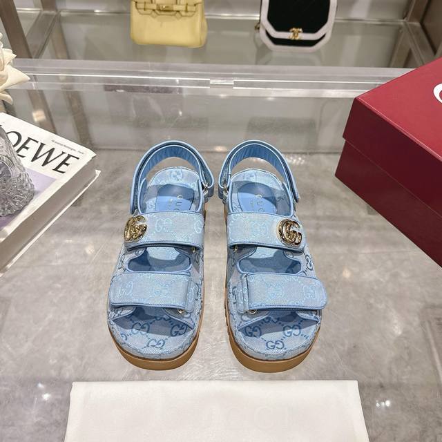 p340 8838-1 蓝￥（35-42）Gucci现代设计美学探索独特匠心之路，巧妙融合品牌经典元素与备受喜爱的品牌标识。这款凉鞋缀饰备受喜爱的双G造型配件，
