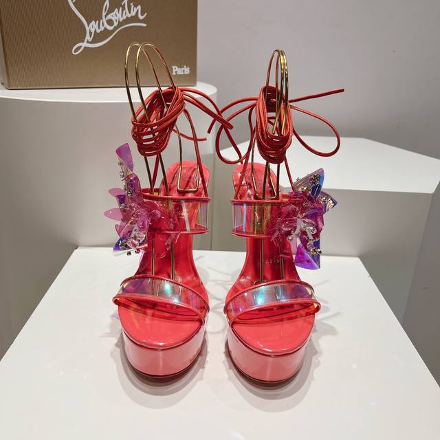 p430 顶级版 原版盒凉鞋款 christian Louboutin | 2024S原版做货重工Cl全新设计秀款水台高跟凉鞋～霉霉同款 开运神器！ 鞋面: 原
