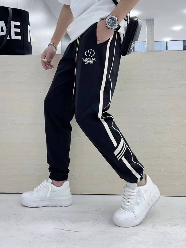 p270《华伦天奴》 2025最新品卫裤-专柜同步有售，原单狠货，休闲时尚，上身很有特点！吸睛而有亮点，进口高密度纯棉毛圈面料，密度高，保暖性强，表面有着温润的