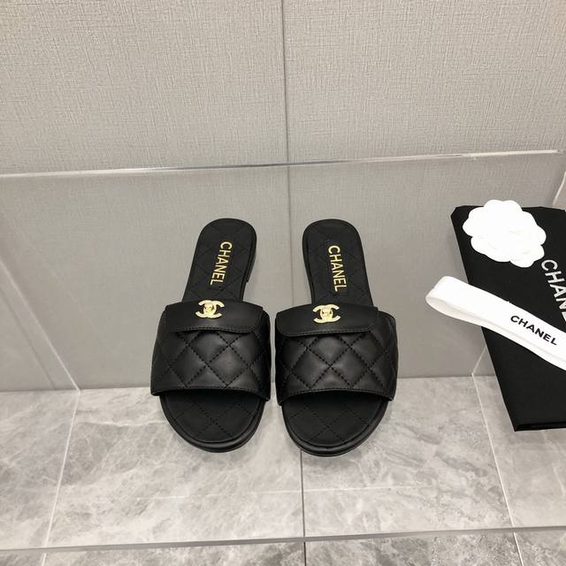 p330 小香2021新款凉鞋 ～～～独家推荐，市场最高版～～～原版1：1定制， 面料：羊皮 内里：羊皮里 大底：意大利皮底 码数：35-39（40定做不退换）