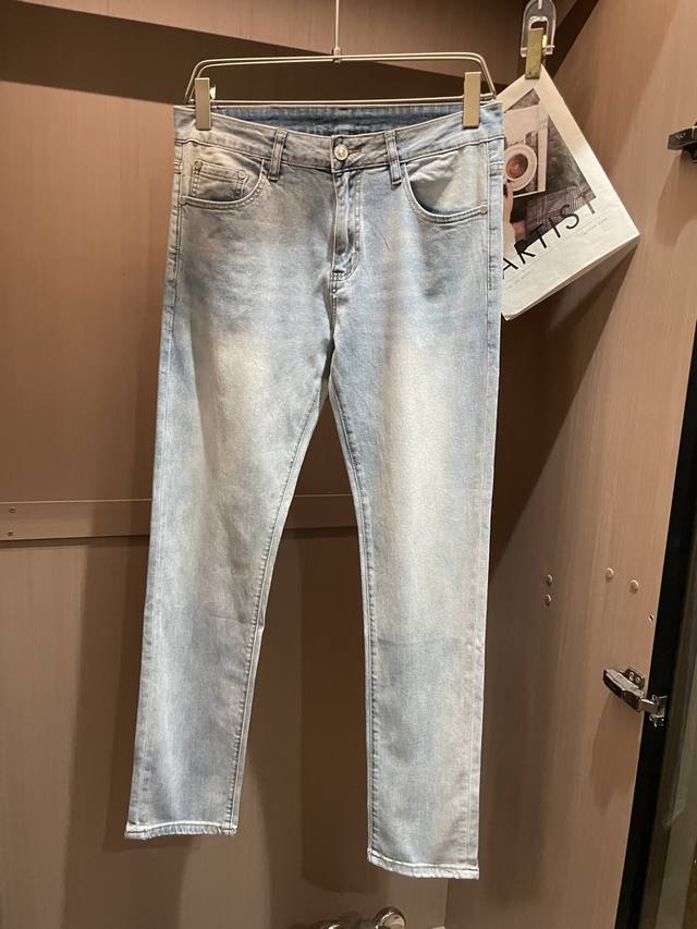 p220 dior 专柜最新同款牛仔裤 面料版型做工绝绝子 好穿不挑身材在搭配上没有太多的限制 随意简洁的衬托其他单品，来展现自己的风格姿态～ 可以百搭任何风格