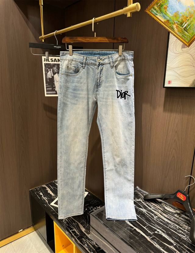 p230《Dior》2025最新爆款牛仔裤，采用欧洲进口客供面料！原版五金辅料！重工洗水牛仔工艺、面料超高做工完美出货，手感柔软细腻舒适，面料微弹，后腰皮牌五金