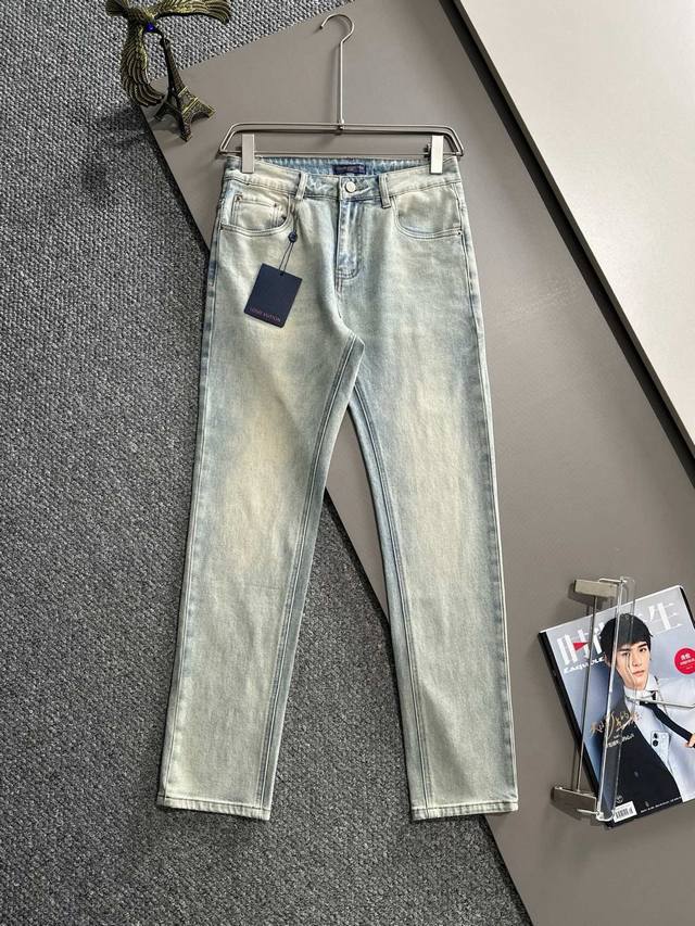 p220 Lv 2025四季款新品刺绣口袋修身牛仔裤长裤，采用进口客供日本Denim平纹棉质牛仔面料梭织生产，三标齐全，简约不失大气，柔软细腻舒适，上身百搭时尚