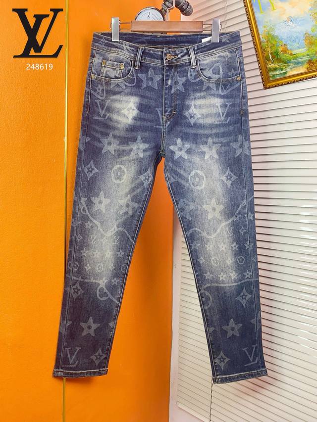 p230 Lv 新品高端牛仔裤四季系列产品、男装修身牛仔裤高品质小脚裤、弹力纤维面料柔软有质感！一流的设计剪裁修饰腿部线条、款式时尚新颖！适合各种风格搭配！码数