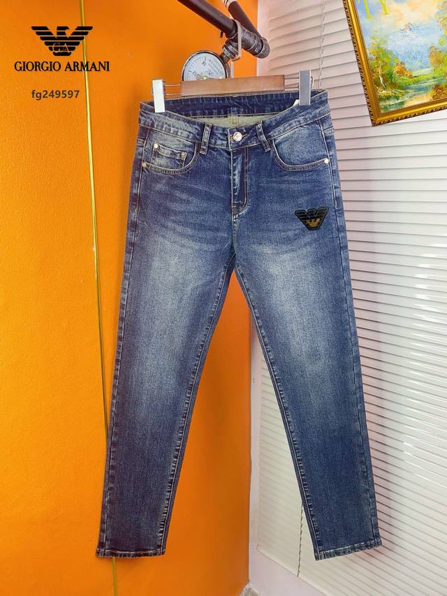 p230 阿玛尼 新品高端牛仔裤四季系列产品、男装修身牛仔裤高品质小脚裤、弹力纤维面料柔软有质感！一流的设计剪裁修饰腿部线条、款式时尚新颖！适合各种风格搭配！码