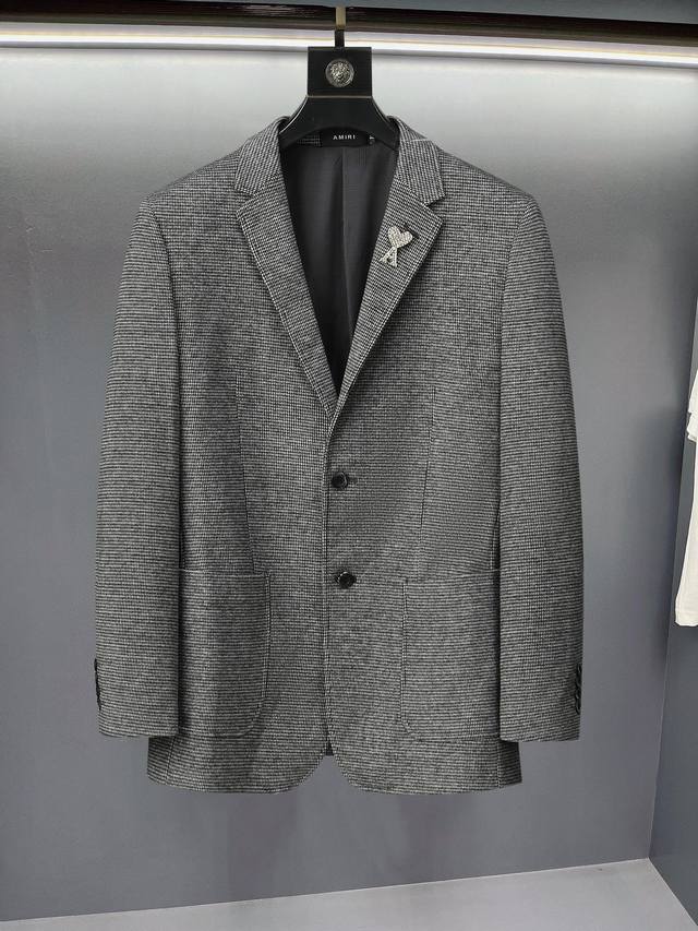 p340 Amini 2025新品时尚男士西服贸易公司渠道货，人气极高的一款单品。通体的造型颇具设计感，在视觉方面足矣吸引眼球完美诠释了品牌的特质及灵魂所在。客