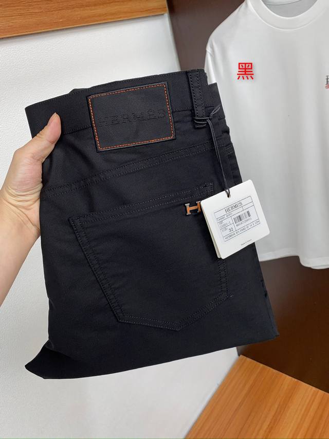 p230 爱马仕 2025Ss早春 新品 原单男士西装休闲裤 每季必出的类型，无需质疑的热卖王牌单品，符合四季最佳的搭配色号 整体的风格延续了Slp的基调，通体