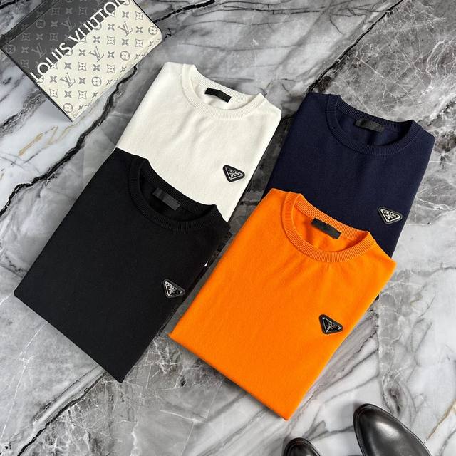 支持年后退换 P200 Prada/普拉达 2024秋冬Gw专柜新款 顶级走秀时装款 秋冬高端男士原单时尚针织毛衣休闲羊毛衫。 尺码：M~4Xl（可穿：110～