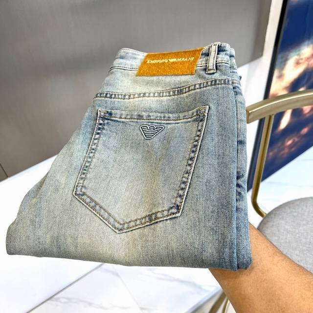 P250 arm阿玛尼、25S春夏款时尚水洗Logo牛仔裤，男士后口袋品牌字母刺绣徽标修身直筒牛仔长裤。此款裤装精选客供进口顶级95%棉5%氨纶日制混纺牛仔面料