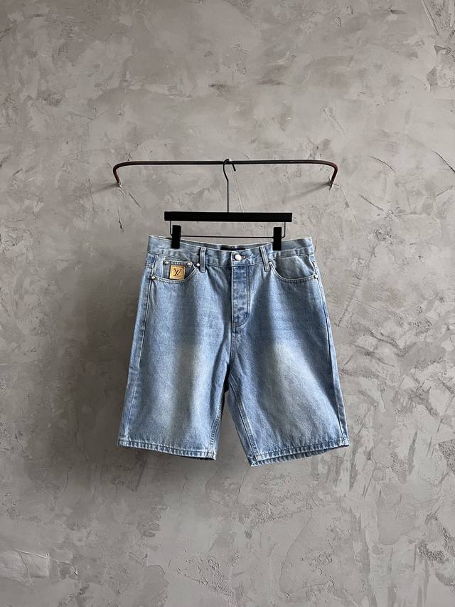 p200 lv路易威登 Ss25 春夏新款刺绣牛仔短裤 男女同款 ss 25Lv牛仔夹克采用430克牛仔布料，洗水后版型透气舒适，媲美Yb效果，搭配棋盘皮牌五金