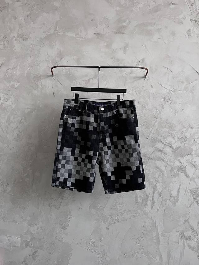 p190 lv路易威登Ss25 黑色 棋盘格百搭牛仔短裤 男女同款 25新款Lv牛仔夹克采用430克牛仔布料，洗水后版型透气舒适，媲美Yb效果，搭配棋盘皮牌五金